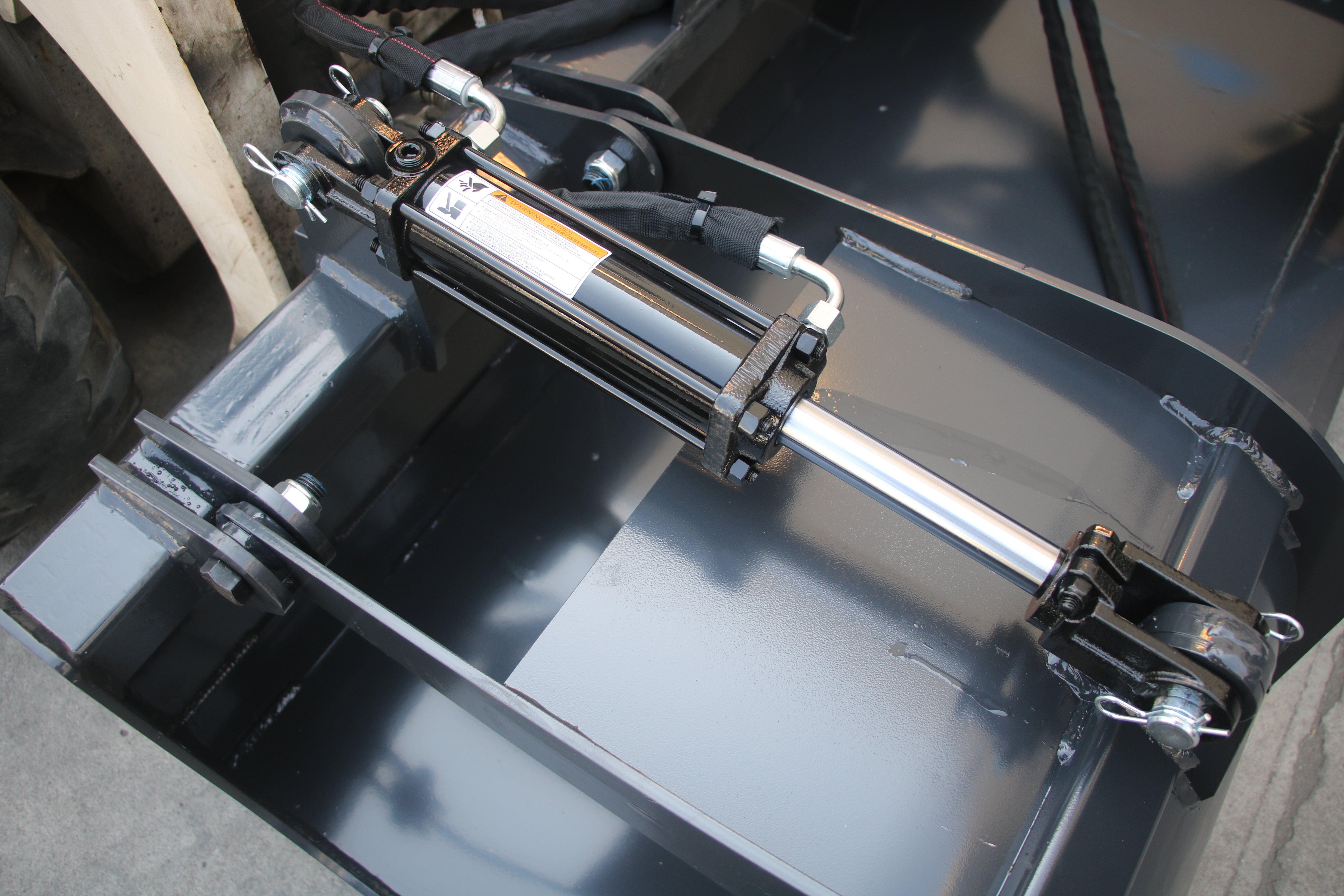 Powerful Grip, Stable and Durable: The Excellent Performance of Heavy Duty Skid Steer Grapple Bucket